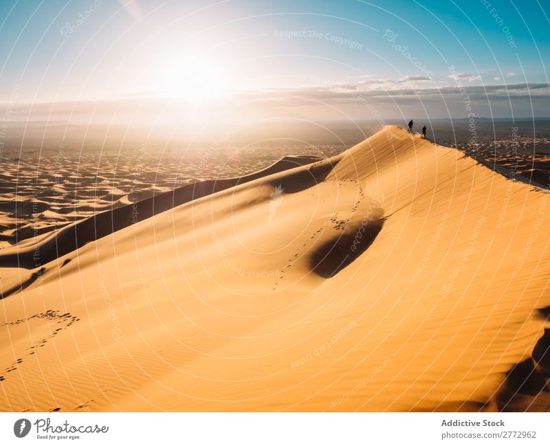 Anonyme Menschen, die in der Wüste spazieren gehen. abgelegen Reisender Sand Tourismus Mond laufen Abenteuer Silhouette Tourist Landschaft Natur