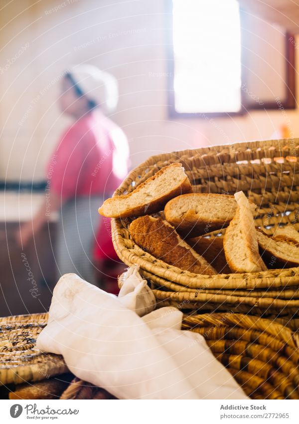 Frisches Brot im Weidenkorb Brotkorb Bäckerei ländlich Brötchen Brotlaib Landschaft natürlich Backwaren Lager lecker rustikal frisch geschmackvoll kaufen
