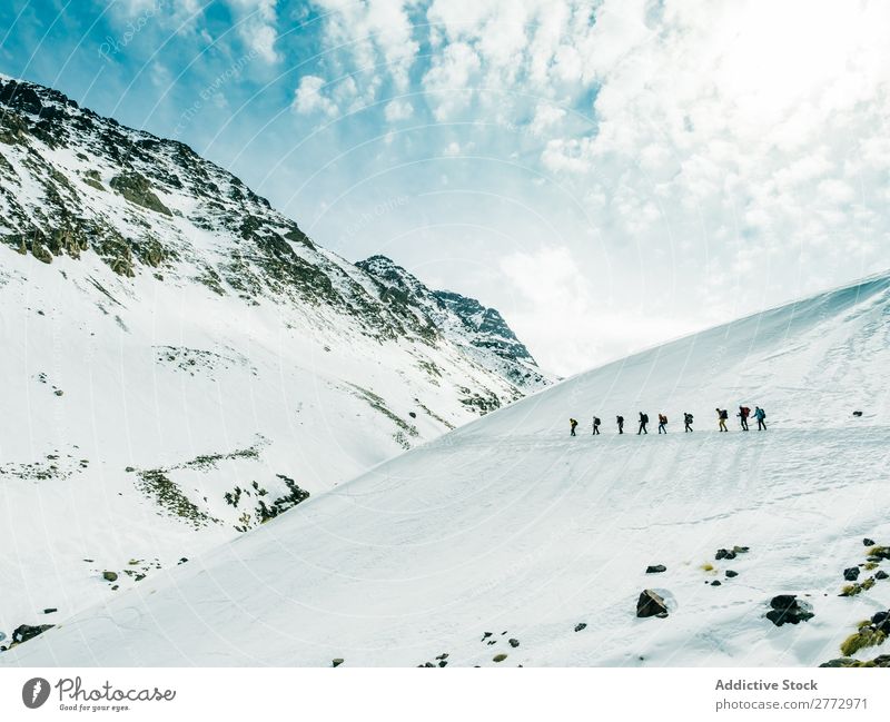 Menschen, die auf schneebedeckten Bergen wandern. Berge u. Gebirge Schnee Expedition Trekking Entdecker extrem Ebene Rucksacktourismus Wetter Altimeter