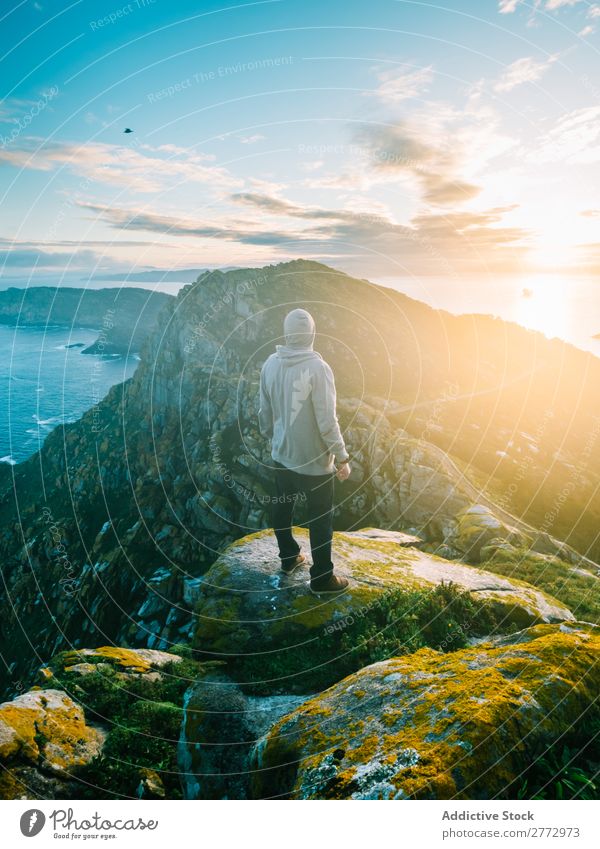 Reisender, der in einer erstaunlichen Landschaft posiert. Mann Panorama (Bildformat) Meer Felsen Berge u. Gebirge Sonnenlicht Urwald träumen Natur Erkundung