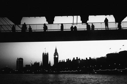 Die Leute sehen Big Ben an. Monochrom Schwarzweißfoto Silhouette Mensch alt altehrwürdig Brücke Aussehen retro Fluss Attraktion historisch touristisch