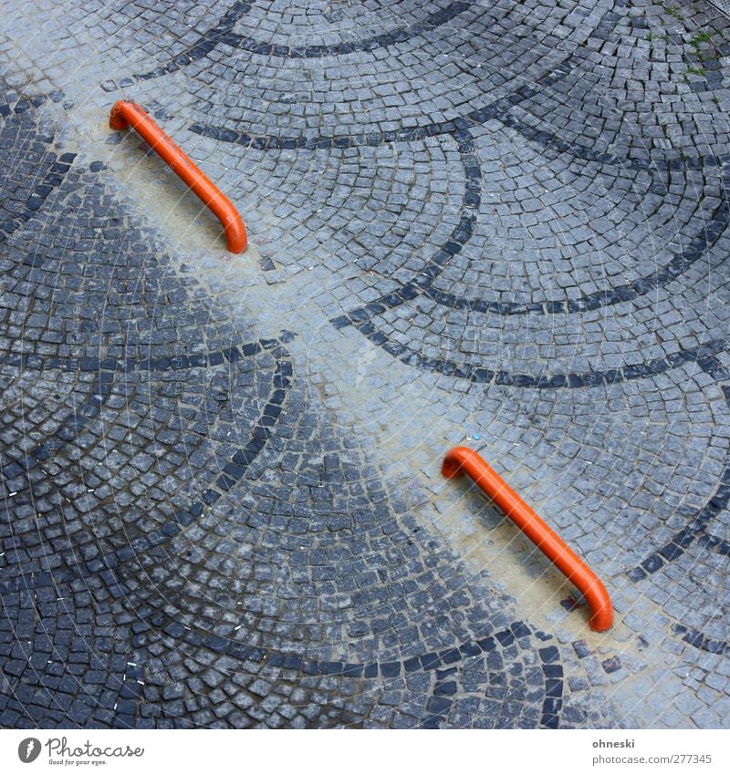 Geteilt Verkehrswege Straße Wege & Pfade Kopfsteinpflaster Mosaik Stein orange Barriere Farbfoto Außenaufnahme abstrakt Muster Strukturen & Formen Menschenleer