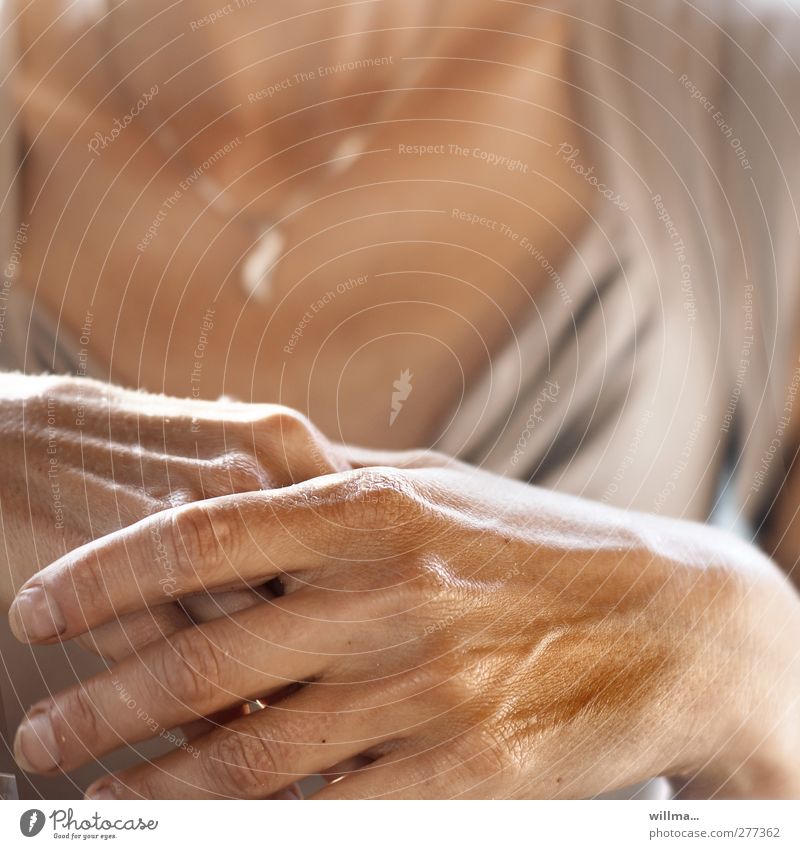 Hände, die zuhören schön Haut Feierabend feminin Frau Erwachsene Hand Finger Schmuck Vertrauen ruhig ästhetisch Zufriedenheit Erholung Gelassenheit Fingernagel