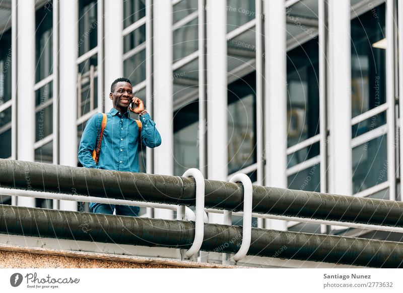 Geschäftsmann auf der Straße. Mann schwarz Afrikanisch Amerikaner Business Handy Jugendliche Telefon Glück Mobile Außenaufnahme PDA Büro Mensch Mitteilung