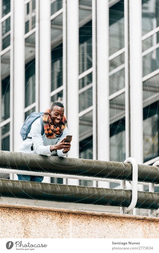 Geschäftsmann auf der Straße. Mann schwarz Afrikanisch Amerikaner Business Handy Jugendliche Telefon Glück Mobile Außenaufnahme PDA Texten Mitteilung Tippen