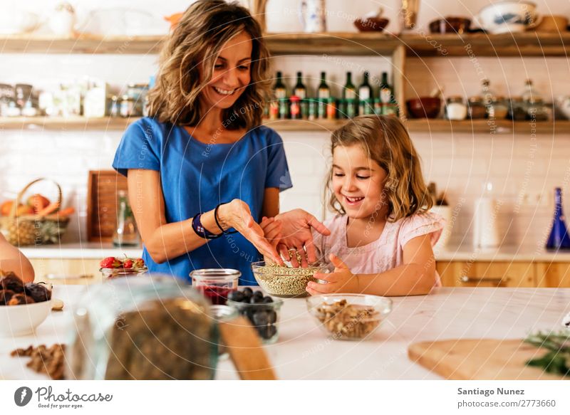Kleine Schwestern kochen mit ihrer Mutter in der Küche. Mädchen kochen & garen Koch Buchweizen Wasser Speiseeis Tochter Tag Glück Freude