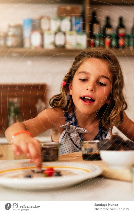 Porträt eines kleinen Mädchens beim Backen von Keksen. Kind Ernährung kochen & garen Koch Küche Appetit & Hunger Vorbereitung machen Lächeln lachen Mittagessen