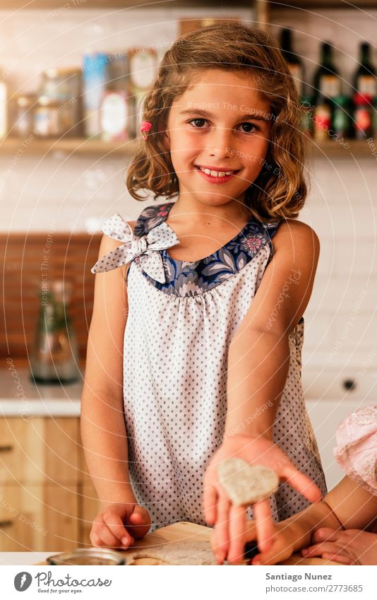 Kleines Mädchen zeigt ihren Keks. Kind Ernährung Fressen Verkostung Essen genießend Porträt Appetit & Hunger Lächeln lachen Mittagessen Baby dreckig gefärbt