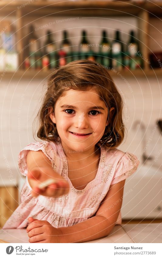 Kleines Mädchen zeigt ihren Keks. Kind Ernährung Fressen Verkostung Essen genießend Porträt Appetit & Hunger Lächeln lachen Mittagessen Baby dreckig gefärbt