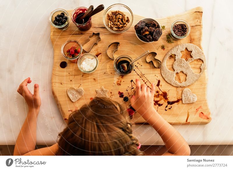 Draufsicht auf das kleine Mädchen beim Backen von Keksen. Kind Ernährung Porträt kochen & garen Koch Küche Appetit & Hunger Vorbereitung machen Mittagessen Baby