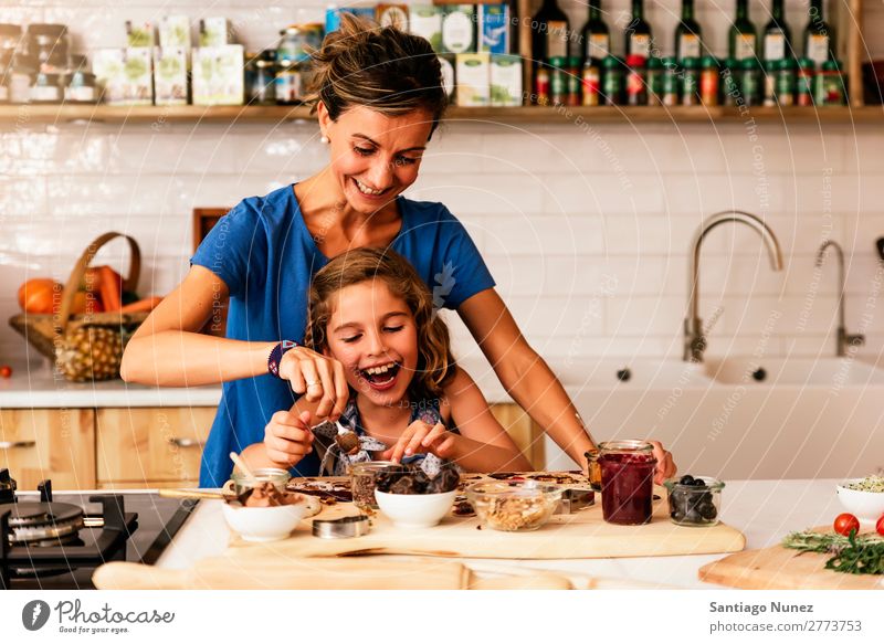 Kleines Mädchen kocht mit ihrer Mutter in der Küche. kochen & garen Koch Schokolade Speiseeis Tochter Tag Glück Freude Familie & Verwandtschaft Liebe backen