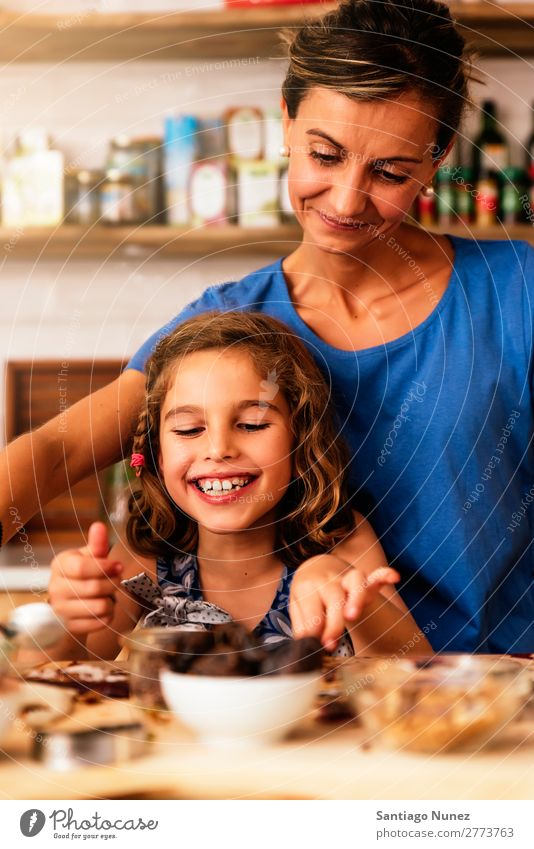 Kleines Mädchen kocht mit ihrer Mutter in der Küche. kochen & garen Koch Schokolade Speiseeis Tochter Tag Glück Freude Familie & Verwandtschaft Liebe backen