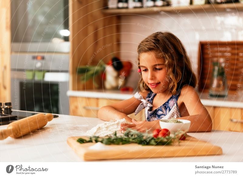 Porträt eines kleinen Mädchens beim Backen von Keksen. Kind Ernährung kochen & garen Koch Küche Bäckerei backen Appetit & Hunger Vorbereitung machen Lächeln