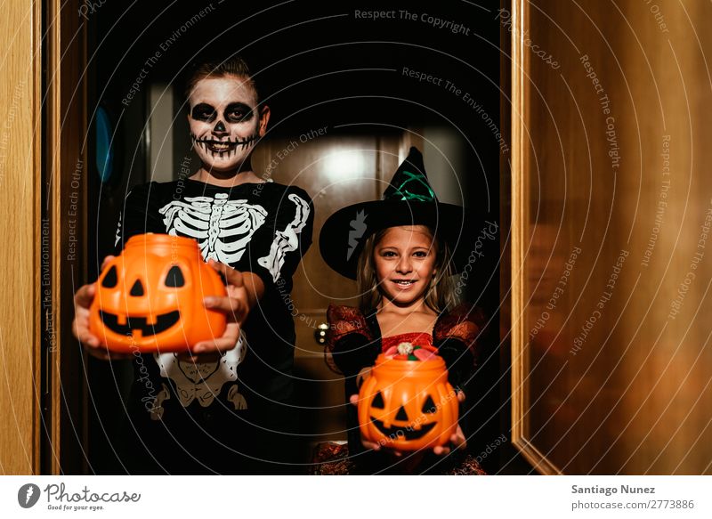 Glückliche Kinder verkleidet, sagen Trick oder behandeln. Halloween Mädchen Junge malen Skelett Hexe Freude Familie & Verwandtschaft Schwester Freundschaft