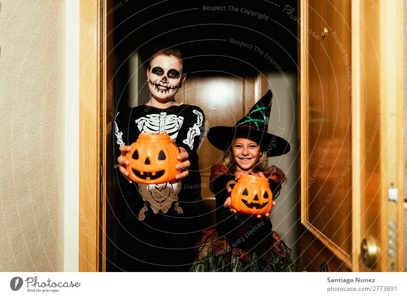 Glückliche Kinder verkleidet, sagen Trick oder behandeln. Halloween Mädchen Junge malen Skelett Hexe Freude Familie & Verwandtschaft Schwester Freundschaft