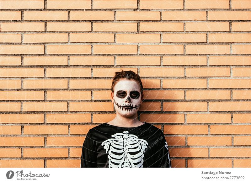 Porträt eines Jungen, verkleidet mit einem Skelett auf der Straße. Halloween Kind malen Freude Familie & Verwandtschaft Hermano Kürbis Angst Gesichtsfarbe