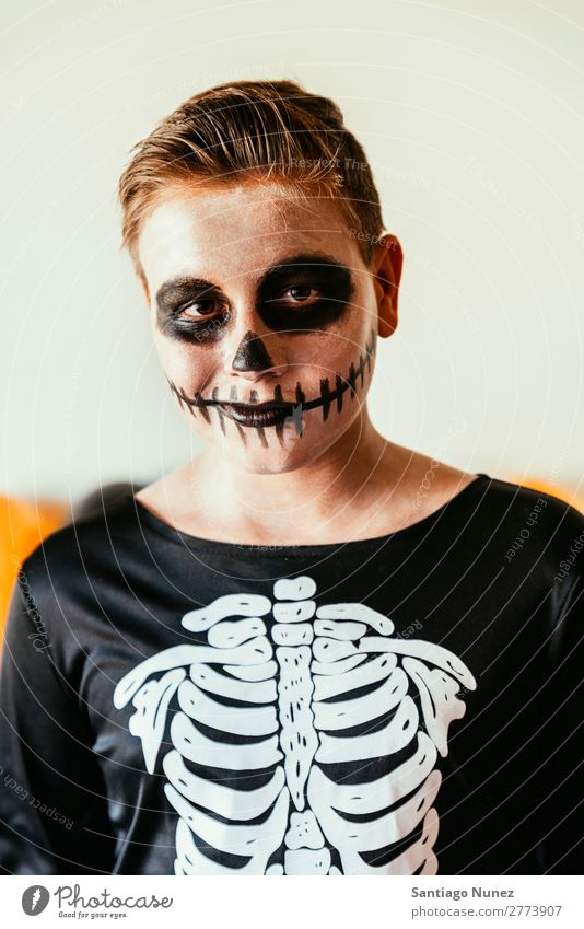 Porträt eines Jungen, der sich zu Hause als Skelett verkleidet hat. Halloween Kind malen Freude Familie & Verwandtschaft Hermano Kürbis Angst Gesichtsfarbe