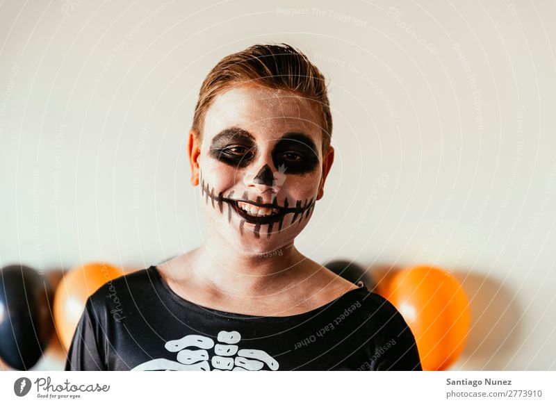 Porträt eines Jungen, der sich zu Hause als Skelett verkleidet hat. Halloween Kind malen Freude Familie & Verwandtschaft Hermano Kürbis Angst Gesichtsfarbe
