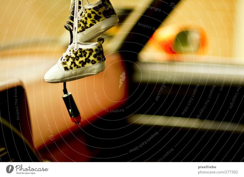 Rock 'n' Roll Kabel Autofahren Fahrzeug PKW Schuhe hängen Kitsch retro Vergangenheit Leopardenmuster Zigarettenanzünder Farbfoto Detailaufnahme