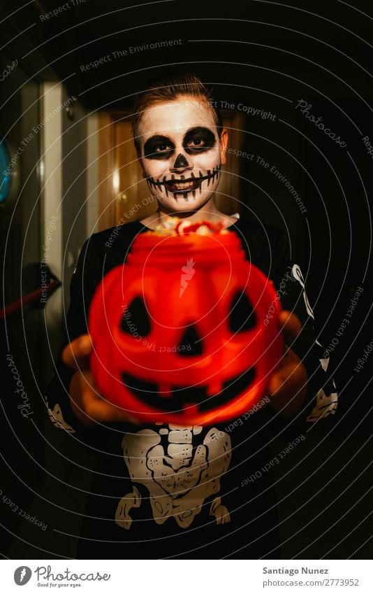 Porträt eines Jungen, der sich als Skelett verkleidet hat und Trick oder Behandlung sagt. Halloween Kind malen Freude Familie & Verwandtschaft Hermano Kürbis