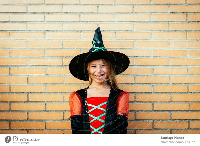 Porträt eines schönen Mädchens, das sich als Hexe auf der Straße verkleidet hat. Halloween Kind malen Freude Familie & Verwandtschaft Schwester Kürbis Angst