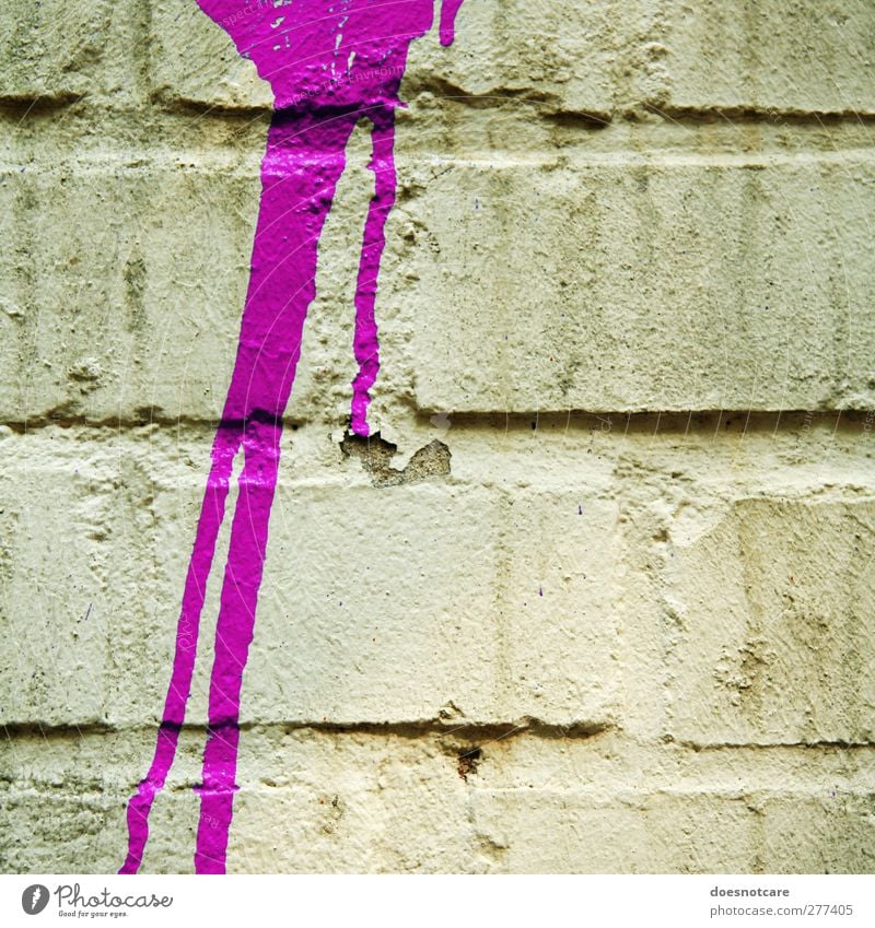 Pinker Farbfleck auf Mauer Fassade rosa Fleck Graffiti Wand sprühen Backstein Quadrat Strukturen & Formen Farbfoto Außenaufnahme Menschenleer