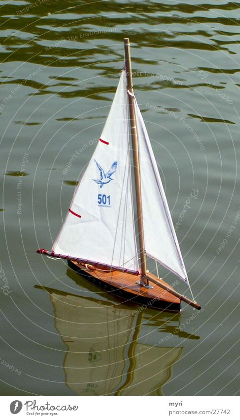 Segelboot See Wasserfahrzeug Segeln Reflexion & Spiegelung Paris Park Freizeit & Hobby Muster grünes Wasser