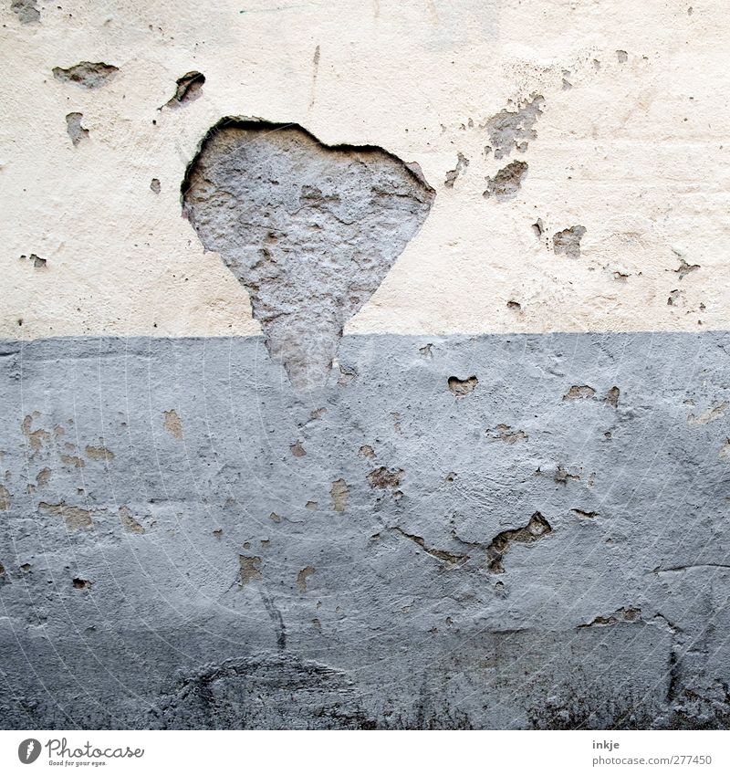 mit der Zeit wächst das Herz und wird Liebe Menschenleer Mauer Wand Fassade Putzfassade Stein Beton alt kaputt Verfall Vergänglichkeit verfallen abblättern