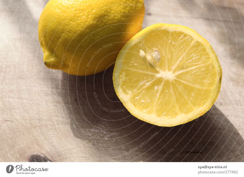 Zitronen Lebensmittel Frucht Limonade schön Wellness frisch Gesundheit saftig sauer gelb Nahaufnahme Tag Licht Sonnenlicht