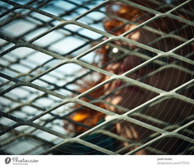 Frau mit Sonnenbrille zwischen Diagonalen Gittern Mensch Erwachsene 45-60 Jahre rothaarig langhaarig Traurigkeit Schutz Menschlichkeit Müdigkeit Hemmung