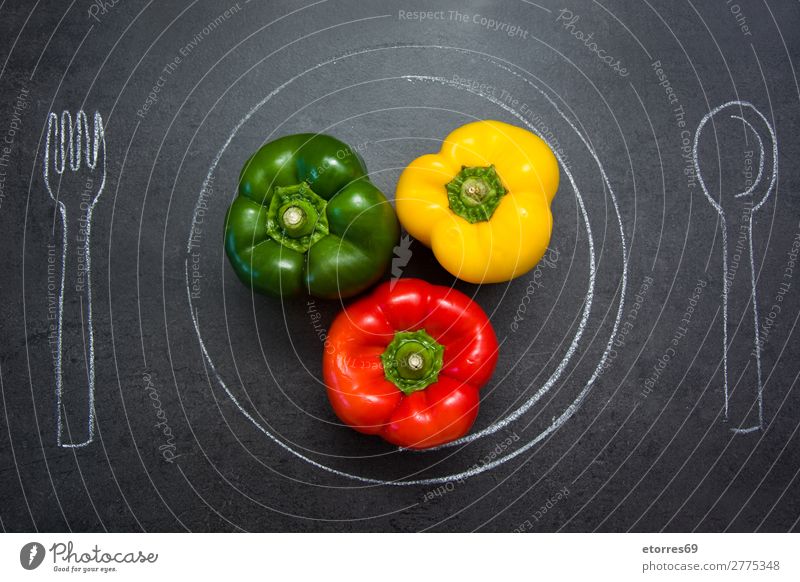 Paprika auf Schieferplatte. Löffel, Teller und Gabel mit Kreide gezeichnet Pfeffer Gemüse Lebensmittel Gesunde Ernährung Foodfotografie Gesundheit Tisch reif