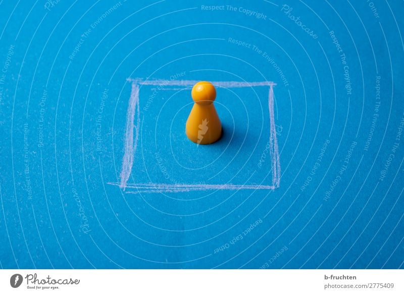 einrahmen Arbeitslosigkeit Spielzeug Kunststoff Linie Denken blau gelb Quadrat einsperren Einsamkeit gefangen Spielfigur Figur umrandet Grenze geschlossen