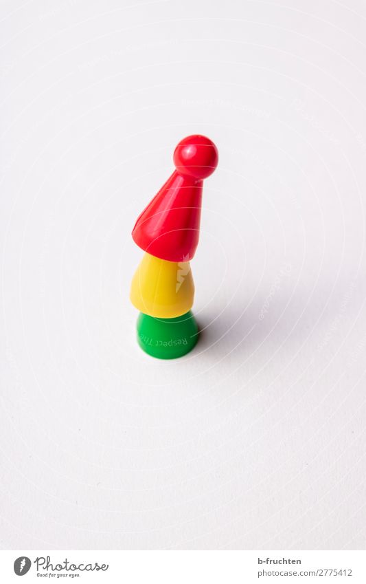 Dreier Koalition Karriere Sitzung Team Spielzeug Kunststoff bauen gelb grün rot Ordnung Spielfigur Stapel 3 Turm Freude spaßig Politik & Staat hoch Farbfoto