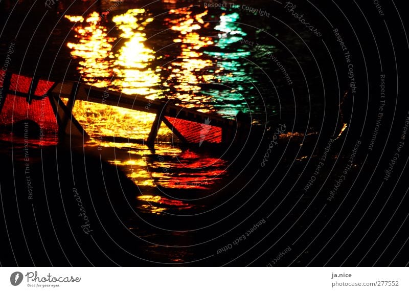 Surfer im Lichtspiel Meer schön gelb rot Leidenschaft Farbfoto Außenaufnahme Textfreiraum rechts Textfreiraum unten Nacht Kunstlicht Kontrast Silhouette