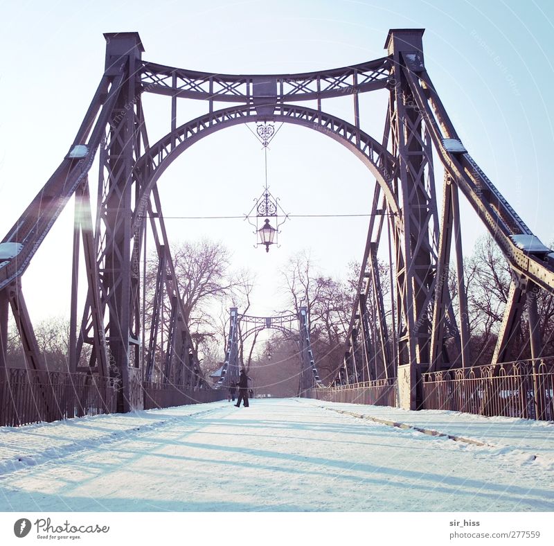 Eiskalt übergangen Brücke Tunnel Fußgänger Straße Metall Stahl ästhetisch blau violett weiß Sehnsucht Heimweh Erwartung Traurigkeit Trennung