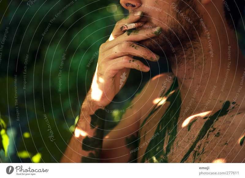 bodypaintingreen maskulin Junger Mann Jugendliche 1 Mensch 18-30 Jahre Erwachsene Bart Dreitagebart grün Körpermalerei Zigarette Rauchen Garten Farbfoto