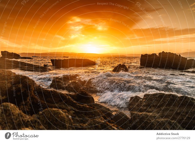 Malerischer Blick auf die Sonne über dem Meer Landschaft Gezeiten Küste Sonnenuntergang Sommer Geplätscher magisch Ferien & Urlaub & Reisen Felsen