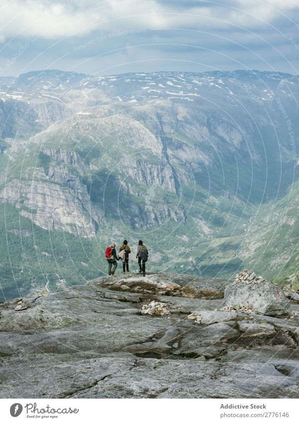 Touristen im Hintergrund der Berge Mensch Berge u. Gebirge Klippe Trekking ruhig wandern Natur Rucksacktouristen Erkundung Menschengruppe