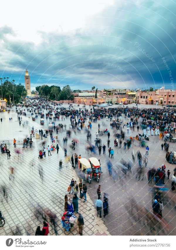 Menschen auf dem Platz in Marrakesch, Marokko Skyline Quadrat Menge Wolkendecke in Bewegung Stadt Touristen Architektur Großstadt Aussicht Dämmerung