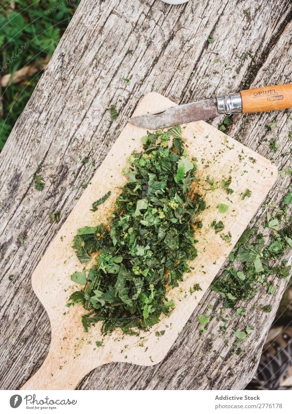 Brett mit gehacktem Grün Holzplatte grün Natur Außenaufnahme Vitamine rustikal organisch frisch Zutaten Gesundheit kochen & garen ländlich roh Diät natürlich