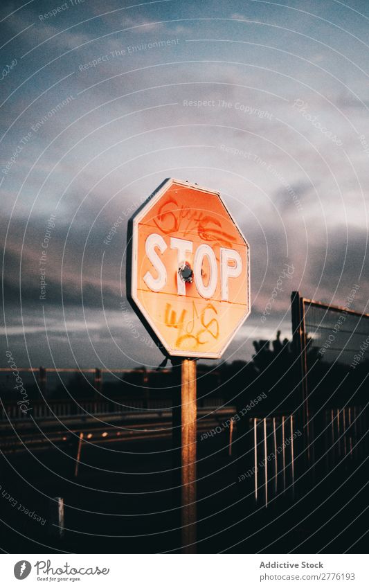 Stoppschild mit Tags stoppen Zeichen Graffiti Etikett Symbole & Metaphern Straße Verwarnung Menschenleer Verkehrszeichen Sicherheit Objektfotografie rot