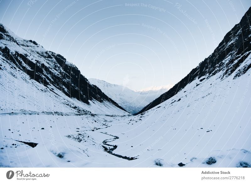 Landschaft der schneebedeckten Berge Berge u. Gebirge Schnee Wege & Pfade Winter weiß Frost Eis Natur Jahreszeiten Raureif natürlich Umwelt Felsen alpin Wildnis