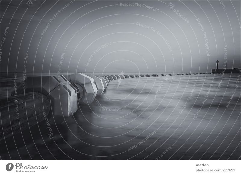 pipeline Himmel Wolkenloser Himmel Küste Meer Menschenleer Leuchtturm Hafen Schwimmen & Baden grau schwarz weiß Mole Schwarzweißfoto Textfreiraum oben