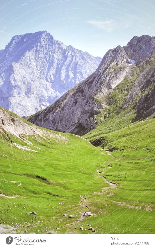 auf halber Höhe ruhig Ferien & Urlaub & Reisen Berge u. Gebirge Natur Landschaft Erde Himmel Sommer Gras Felsen Alpen Wege & Pfade hoch Wärme weich blau grün