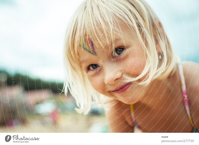 Fotomaus Haare & Frisuren Gesicht Sommer Sommerurlaub Kind Mensch Kleinkind Mädchen Kindheit Kopf 3-8 Jahre Bikini blond Lächeln stehen Freundlichkeit