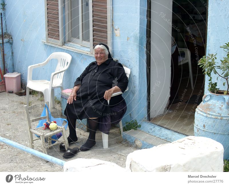 Alte Frau Einsamkeit Witwe Trauer Griechenland schwarz Senior Großmutter Traurigkeit Falte