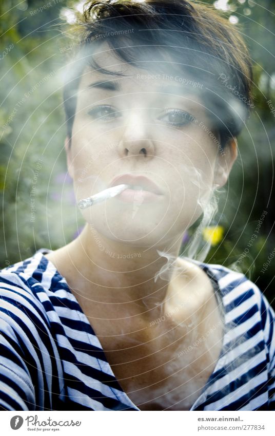 lass ma was für die gesundheit tun. feminin Rauchen träumen Gelassenheit ruhig authentisch Farbfoto Außenaufnahme Porträt