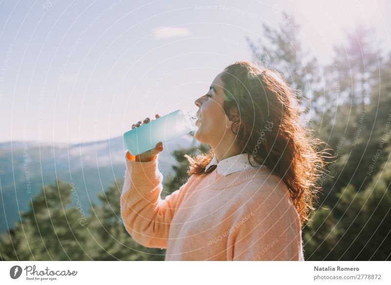 Frau trinkt Wasser auf dem Berg Getränk Trinkwasser Flasche Lifestyle Gesundheit Leben Freizeit & Hobby Abenteuer Freiheit Expedition Berge u. Gebirge wandern
