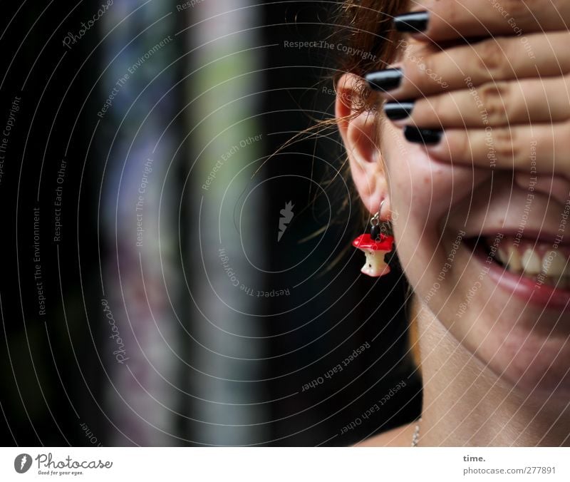 . Mensch feminin Frau Erwachsene Ohr Mund Zähne Finger 1 18-30 Jahre Jugendliche Accessoire Schmuck Ohrringe Lächeln lachen dunkel schön weich Fröhlichkeit