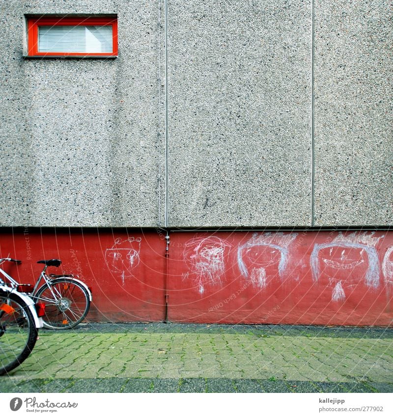 königskinder Fahrrad Kreide Beton Kinderzeichnung Farbfoto Außenaufnahme Kontrast Betonwand Betonbauweise Plattenbau Bildausschnitt Textfreiraum Mitte
